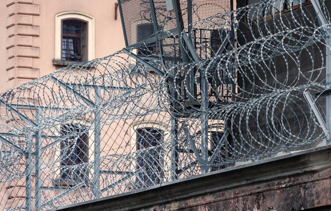 (92) Un rat apporté au tribunal pour dénoncer les conditions de détention de la prison de Nanterre